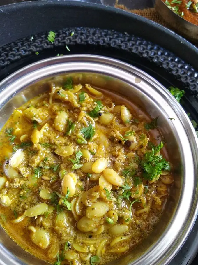 Valache Birde | Dalimbi Usal | Sprouted Field Beans Curry